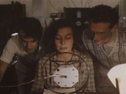 Attraverso dialoghi intensi e ambientazioni fedelmente ricostruite, il film ci immerge nella Roma prebellica e nel fervore intellettuale dell’epoca. Fotogramma del film