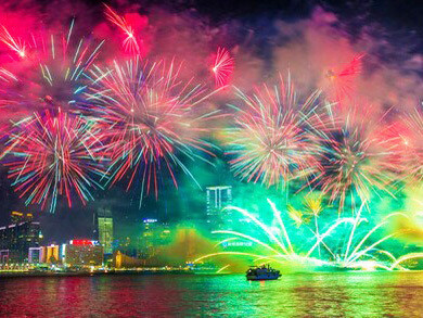 El rojo que envuelve las ciudades durante la fiesta, además de un elemento decorativo o una elección de marketing tradicional, es una armadura metafísica