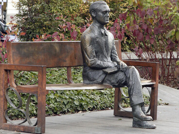 El tango abundó, abunda y abundará —espero—  en verdaderos artistas de todos los palos: músicos, escritores, cantantes, bailarines… Estatua de Federico García Lorca en la Avenida de la Constitución de Granada, España