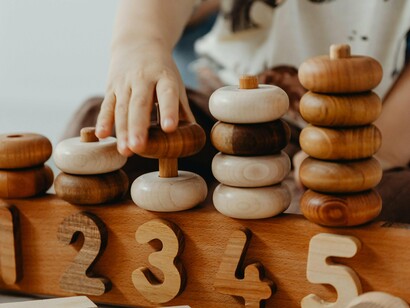 Criança brinca com brinquedo educativo. A chave para o desenvolvimento de um cérebro curioso está na forma em como o adulto lida com a pergunta feita pela criança. Prolongar a explicação (tendo um diálogo aberto) acerca de determinado assunto, ajuda na reflexão e abre o debate para outros subtemas. Posto isto, um cérebro curioso envolve mudanças nos circuitos neurais que ajudam a reter e manter informações quando se aprende algo