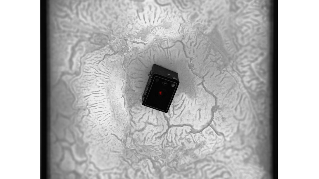 Géraldine Cario, Memory Box III, 72 cm x 72 cm (28,3 inches x 28,3 inches), Bois, résine, paraffine, appareil, photo-leds, 2013