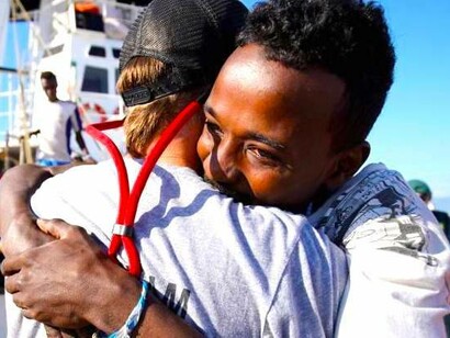 Hace un año, la imagen era muy distante: inmigrantes descendiendo en Algeciras