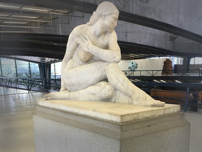 Eva, de Victor Brecheret. A pesquisa pioneira de Mário da Silva Brito, em 1958, História do modernismo brasileiro, distingue a concentrada militância de Papel e Tinta, revista paulistana nascida da iniciativa de Oswald de Andrade e Paulo Menotti del Picchia, em maio de 1920. Dedicado à renovação artística do Brasil, o periódico quinzenal, depois mensal, dura até janeiro/fevereiro de 1921, valioso no embasamento do ideário da Semana de Arte Moderna, em fevereiro de 1922. O número inicial ilumina o escultor Victor Brecheret, recém chegado da Europa, no centro da luta que propunha a transformação da arte para transfigurar a cidade, o país, na cadência das transformações do século XX