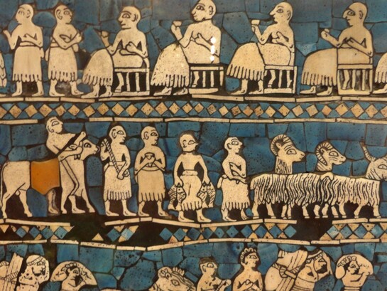 Lo "Stendardo di Ur", dettaglio del lato della "pace", ca. 2600-2400 a.C. dalla tomba 779, Ur. Attualmente conservato al British Museum, Londra, UK