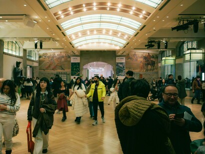 ediação cultural pode ser entendida, em sentido stricto sensu, como a atividade daqueles que trabalham em museus e promovem a interação do público com a arte exposta, a fim de contribuir para que os visitantes entendam a história de uma obra de arte e/ou, então, o seu significado; lato sensu, é a atividade de todos aqueles que, de alguma forma, promovem a divulgação cultural