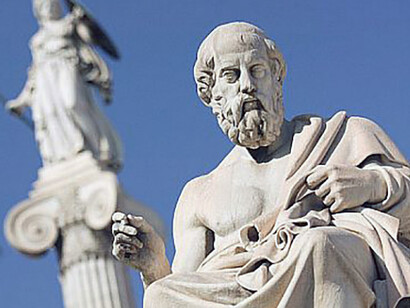 Statua di Platone di fronte l'edificio neoclassico dell'Accademia Nazionale di Atene, Grecia 