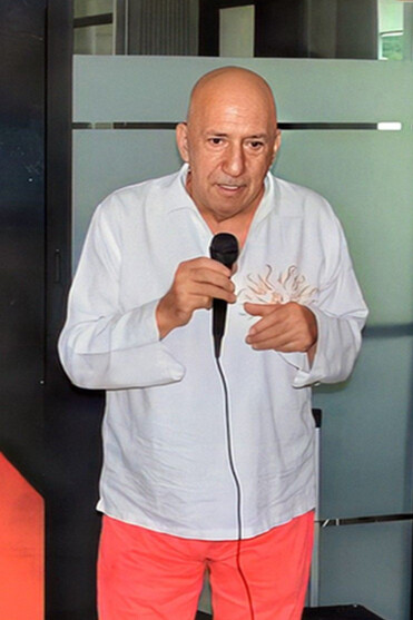 El gestor cultural Alfonso Peña en la ceremonia del Premio de la Crítica 2022, AICA, Costa Rica