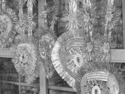 En la vida real no es muy distinto, muchos admiran a Pablo Escobar, El Chapo, El Che Guevara, etc. Por muchos crímenes que hayan cometido, hay quienes los miran como héroes. "Decoraciones para ídolos" en Kurmortuli, Bengala Occidental, India