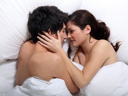 Una pareja besándose