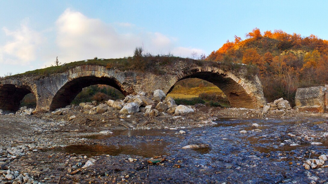 Il Ponte delle Chianche, situato al confine del territorio beneventano lungo l’antica via Traiana, è un ponte romano a schiena d’asino con cinque arcate, oggi parzialmente crollato e in parte nascosto dalla vegetazione, Benevento, Italia 
