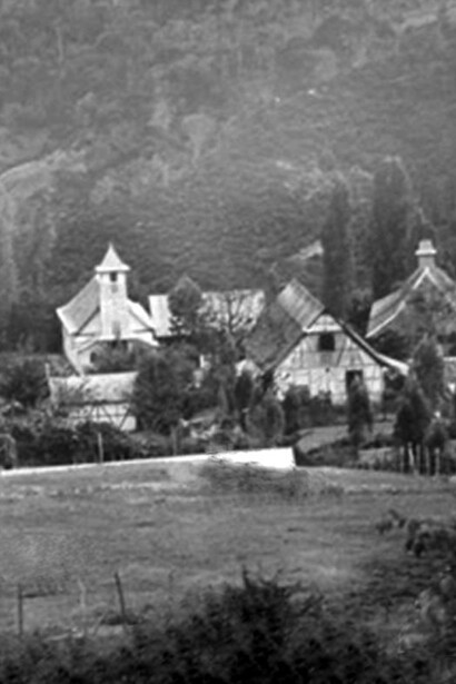 Vista parcial de la Colonia Tovar en el temprano siglo XX. A la izquierda, la antigua iglesia y a su derecha la casa que perteneció a Karl Moritz. Fotografía: Alexandra Colin, Archivo Histórico y Genealógico “Dr. Conrad Koch”