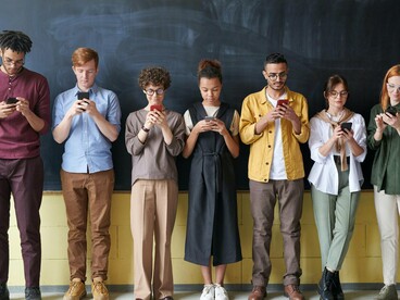 Assim, a construção de identidades no ambiente digital exige consciência crítica, diálogo intercultural e políticas que garantam diversidade, proteção contra discriminação e valorização das culturas locais. As redes sociais não determinam quem somos, mas moldam os caminhos pelos quais narramos e compartilhamos nossas histórias