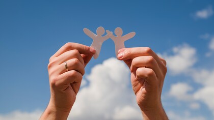 La fiducia è la base su cui si costruiscono tutte le relazioni significative, poiché crea un senso di sicurezza e apertura tra le persone