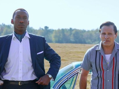 Ali y Mortensen en una escena de la película