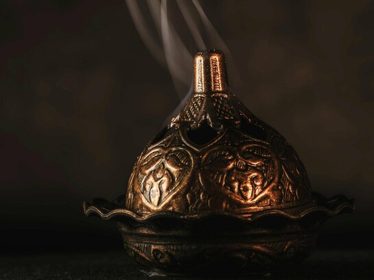 Se você procurar pela internet, vai encontrar rapidamente que o significado de Ayurveda é “conhecimento da vida”. De uma forma simplória, podemos dizer que é isso mesmo. Mas se nos debruçarmos sobre a origem etimológica dessa palavra, poderemos encontrar um universo gigantesco de significados