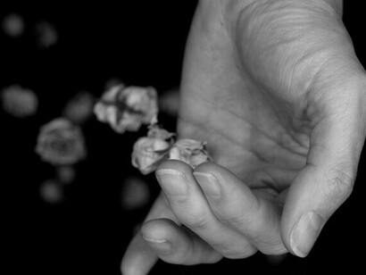 Acompañar esa elección es también un acto de humanidad: sostener la mano de quien decide dejar de padecer