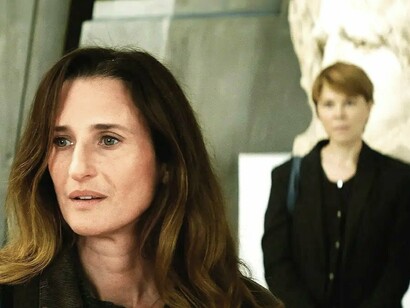 Cena do filme Três amigas. A câmera é como uma testemunha silenciosa que invade a cena, mas essa contenção não exclui a fruição do movimento; ao contrário, cada alternância entre as personagens abre uma possibilidade de explorar o espaço, sejam as locações internas ou externas, registradas aqui com uma beleza que capta a calma do mundo enquanto ele emoldura as tragédias da humanidade