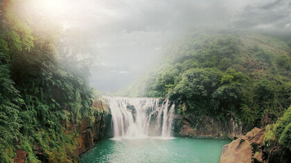 Cascada en la Reserva biológica Bosque nuboso Monteverde, Costa Rica