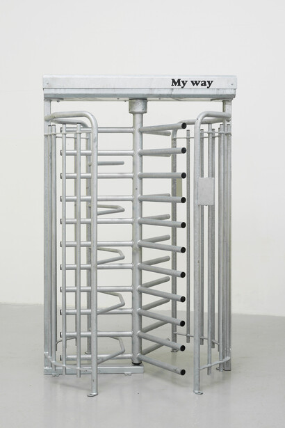 Gavin Turk, Tout Fait (Teleporter), 2018
chrome steel, 203 x 141 x 120 cm. Courtesy Galerie Krinzinger and the artist / © Photo Andy Keate