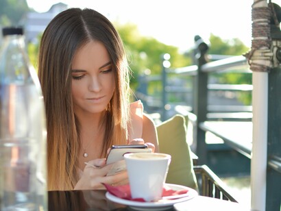 Pegados al móvil de noche y de día