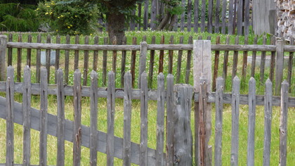 Steccati in legno ad assi verticali delimitano piccoli appezzamenti in Alta Engadina