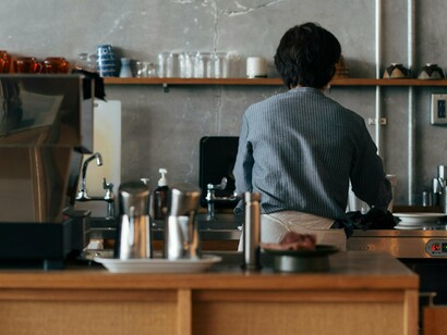 Le barista est occupé à installer son poste à café