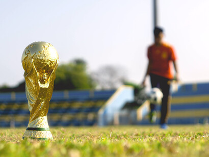 Trofeo oficial de la FIFA sobre un campo de fútbol