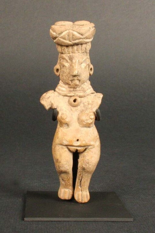 Figurilla antropomorfa femenina

Materiales: Cerámica

Medidas: 92 mm de alto x 31mm de ancho