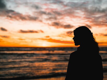 A la mer au coucher de soleil. Ce qui limite doit être dépassé, surpassé, intégré
