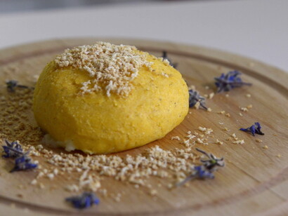Una “Balote”, un impasto di polenta, farina e un cuore di formaggio al suo interno