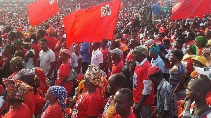 As manifestações pós-eleitorais na província da Zambézia tiveram profunda repercussão no cenário político nacional, exacerbando as tensões entre o governo central e os partidos da oposição. A vitória atribuída a FRELIMO nas eleições de 2024 foi contestada por diversos setores, com RENAMO liderando a principal frente de oposição. Em comunicado oficial, a RENAMO acusou o governo de fraudes eleitorais e manipulação de resultados, exigindo investigações independentes e a anulação do pleito (RENAMO, 2024). O partido também anunciou a intenção de recorrer ao Tribunal Constitucional, alegando irregularidades em vários distritos da Zambézia, onde a maioria dos protestos ocorreu