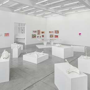 Franz West, Die frühen werke, ausstellungsansicht. Mit freundlicher genehmigung der Galerie Eva Presenhuber