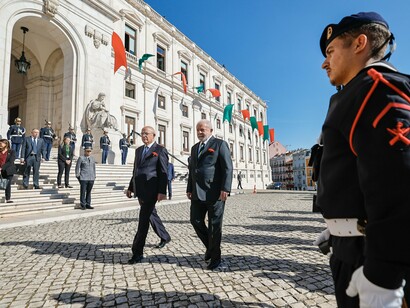Sessão Solene de Boas-Vindas ao Presidente do Brasil, Luiz Inácio Lula da Silva, por ocasião da Visita de Estado a Portugal, 2023. Embora as autarquias desempenhem um papel importante, há uma clara desconexão entre o governo central e os eleitores. Ouvir os cidadãos de forma mais ativa, como através de referendos e consultas populares, poderia ser uma solução para melhorar essa relação. Isso poderia criar uma sensação de participação e de responsabilidade coletiva