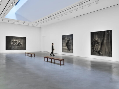 Lorna Simpson, Earth and sky, exhibition view. Courtesy of Hauser & Wirth