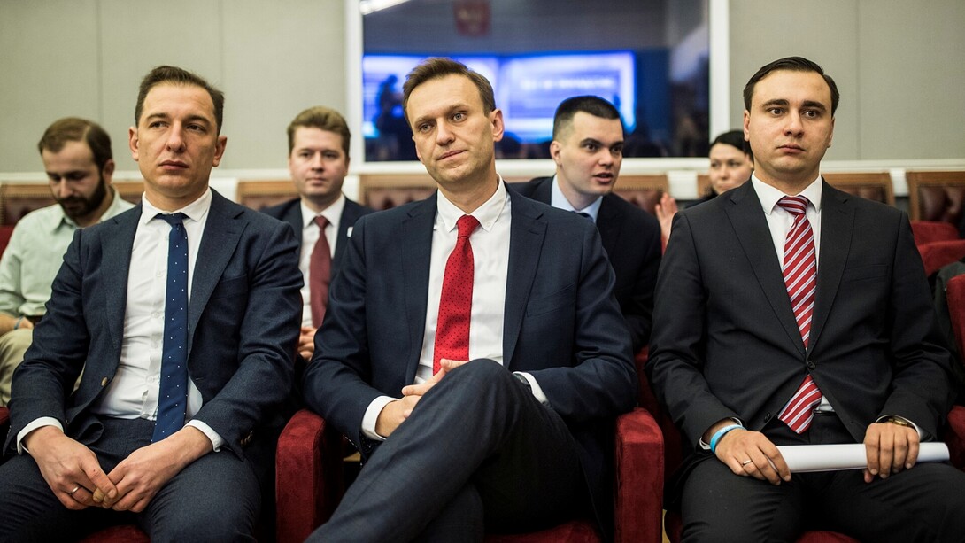 Navalny alla Commissione Elettorale Centrale prima che la CEC stessa si rifiuti di registrarlo come candidato alla presidenza della Federazione russa, 2017