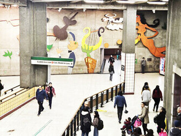 Desde luego estuve, pasé por Santiago, que me dejó la impresión de... 
Mural 'Declaración de Amor' de Samy Benmayor en estación Baquedano, Santiago, Chile