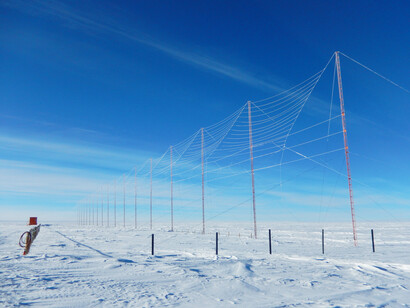 Shelter SuperDarn e antenne - Luciano Milano © PNRA/IPEV
