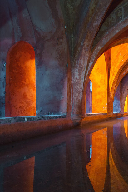 Via imperiale. Intraprendere il viaggio lungo della Via imperiale per raggiungere il centro della grande navata è penetrare uno dentro l’altro per quell’esperienza spirituale che incanala verso il raggiungimento di una espansione sensoriale che ti fa volare dentro la bellezza divina