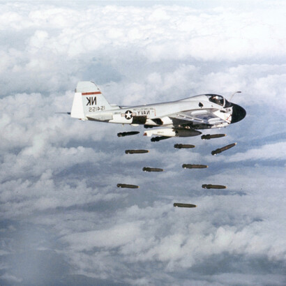 A6A Intruders lanzando bombas Mk82 sobre Vietnam, 20 de diciembre de 1968