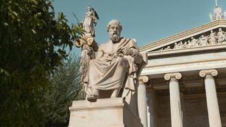 Estátua de Platão, filósofo grego conhecido por seus Diálogos e por fundar a Academia em Atenas, tradicionalmente considerada a primeira universidade do mundo ocidental. Antes do período paltônico, o processo educacional de um modo geral estava focado na formação militar