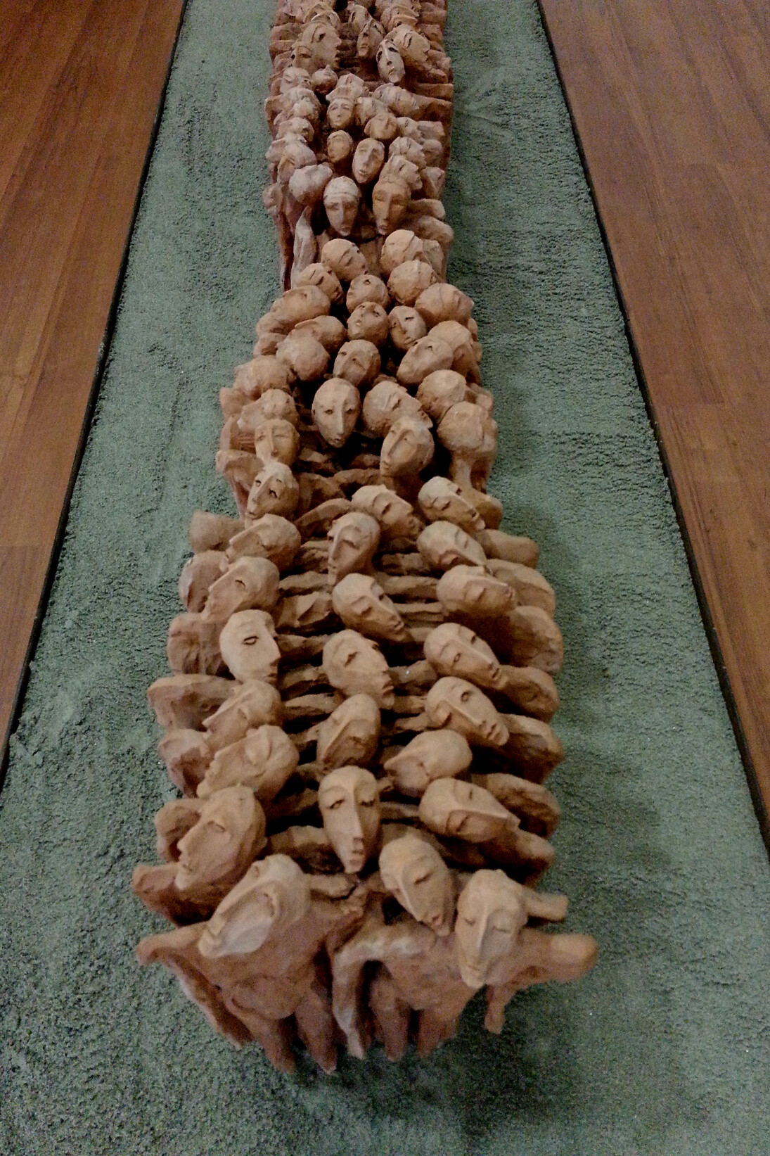 Dolores Previtali, Il cammino, 1980-85, terracotta, 49 x 26 x 275 cm