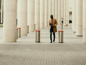 Há um instante específico em que a inteligência encontra seu limite. Ele surge quando o argumento perfeito falha diante de um atraso imperdoável. Quando a promessa bem formulada tropeça na ausência. Quando a palavra correta chega bonita e inútil diante de um gesto que jamais veio