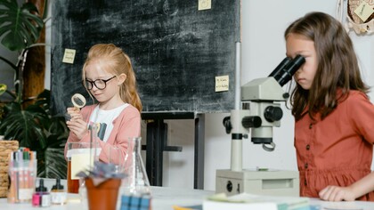 Estudantes observam conteúdo da aula na prática. Diferente dos métodos tradicionais, onde o professor é o principal transmissor de conhecimento e os alunos receptores passivos, as metodologias ativas colocam o estudante no centro do processo educativo, promovendo uma aprendizagem mais participativa e significativa