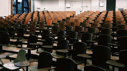 Refletir sobre a crise no sistema educacional envolve mais do que discutir a qualidade do ensino. É essencial entender como a educação, em sua essência e história, molda a sociedade e sustenta estruturas de poder