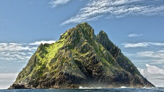 Isola senza nome. Siamo in balìa del cielo. L’acqua che scorre si sente fluire e si sente viva, travolge andando incontro piano