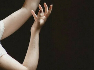 Ragazza solleva le mani verso l'alto