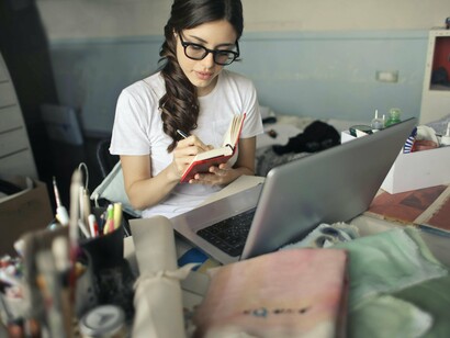 Mulher trabalha em sua empresa. Ao fim de tudo isso, me frustrei com o trabalho e ia para ele quase arrastada, pois ao chegar lá, o tempo parecia não passar. Eu recebia um ou dois clientes no dia (e olhe lá) e, às vezes, não respondia nem três clientes no WhatsApp. Percebi que não foi uma boa escolha ter trocado de trabalho e, sabendo que eu tinha errado, a culpa me consumia por dentro