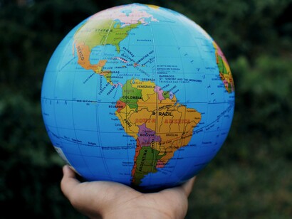 Empresas menores, apoiadas por maiores, associadas em consórcios de exportação, farão então o que a China e os Países Baixos fizeram, introjectados pelos Americanos do Norte que guiaram aos demais inertes, n'umas guerras comerciais ou cambias da dependência, interessantes para ainda manter algum status quo político