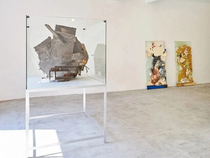 Peter Buggenhout, Regarder à travers, exhibition view. Courtesy of Galerie Laurent Godin