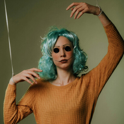 Erramos constantemente uns com os outros, e a confusão sobre o conceito de confiança manipula perguntas, constrangendo quem consegue enxergar através do terceiro olho